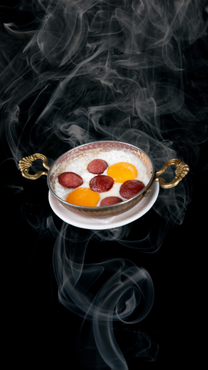 Sahanda Sucuklu Kaşarlı Yumurta 